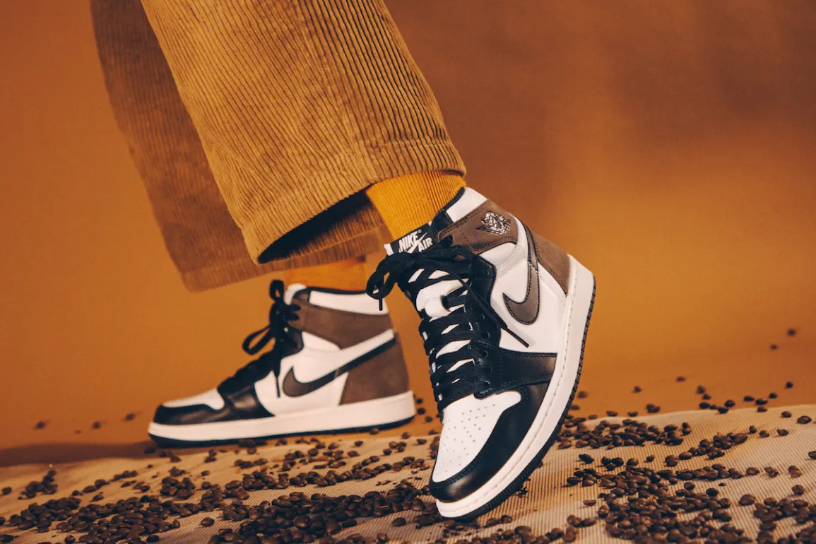 Web-Sneakers-chausures-arrière-plan
